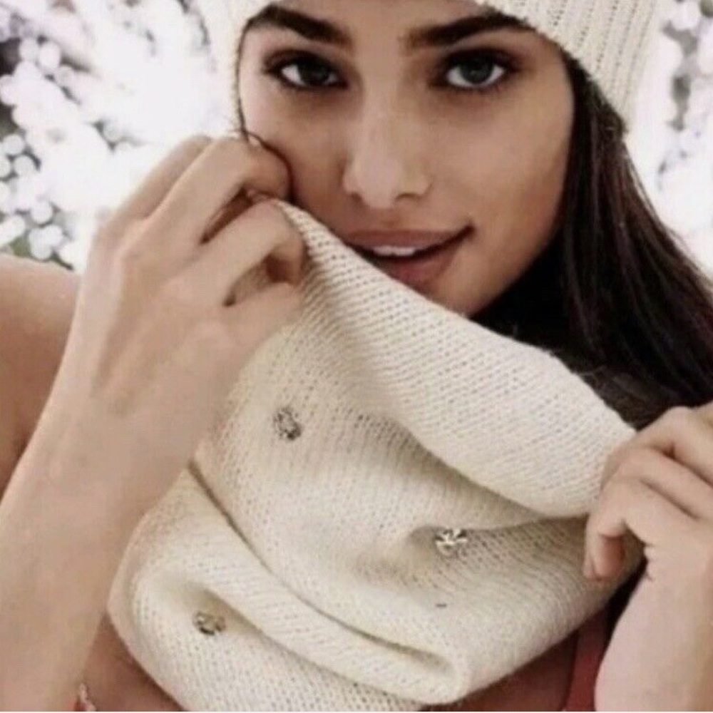 NEW VICTORIAS SECRET LIMITED EDITION CREAM SCARF & BEANIE